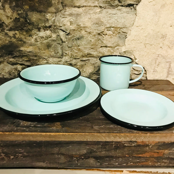 Assiette turquoise émail